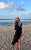 kobieta na plaży w sukience 